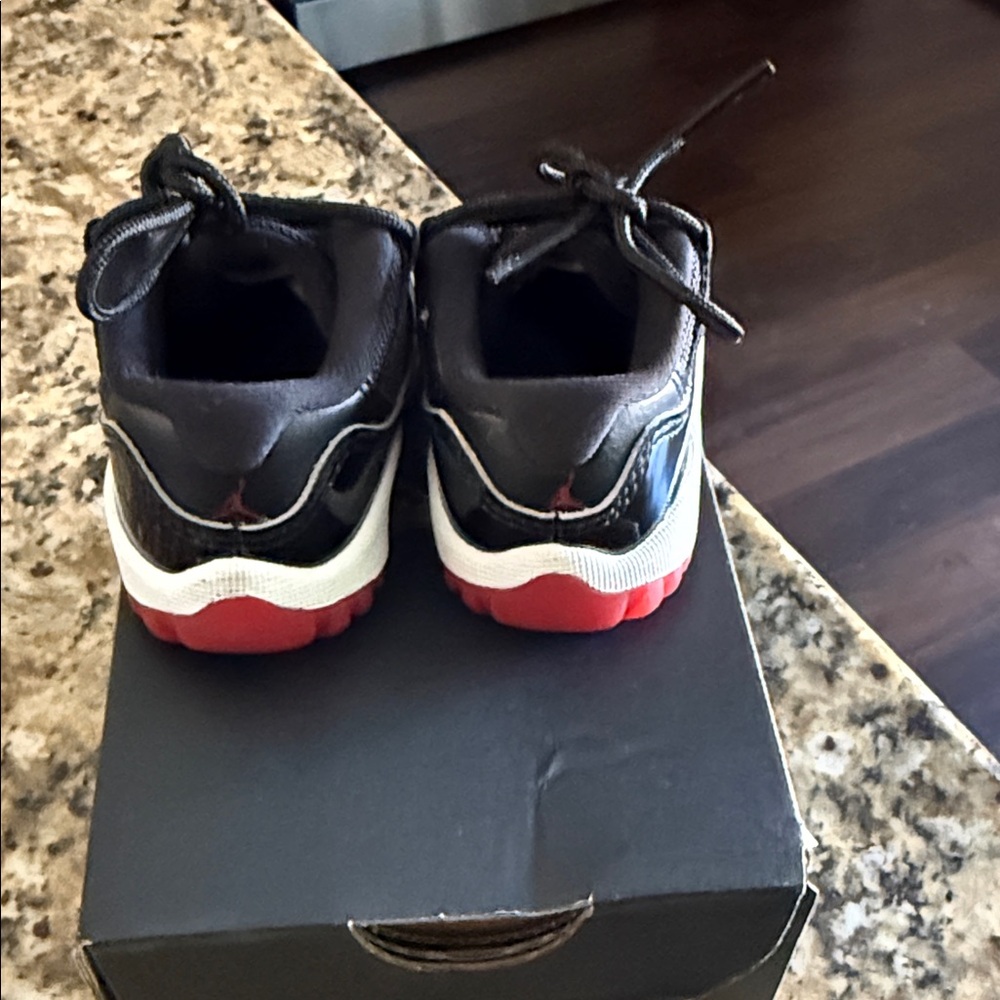 Infant Jordan bred 11 low - Picture 3 of 5